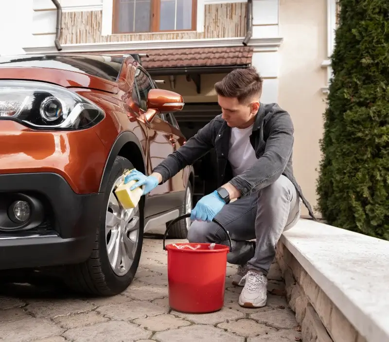 Lavage auto à domicile Pourcieux : professionnel intervenant sur un véhicule